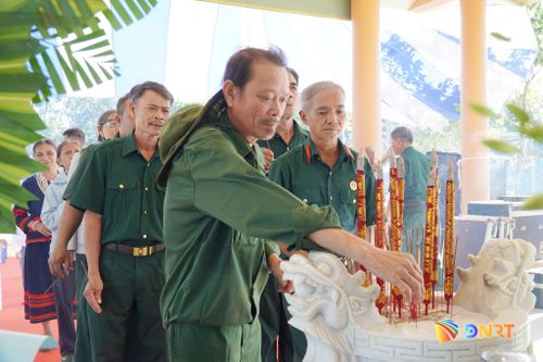 Người có công, thân nhân liệt sĩ viếng hương tri ân các anh hùng liệt sĩ. Ảnh: N.ĐOAN