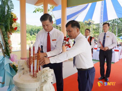 Lãnh đạo xã Phước Trà dâng hoa, dâng hương tri ân các anh hùng liệt sĩ tại Bia ghi danh liệt sĩ xã. Ảnh: N.ĐOAN