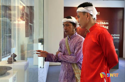 Cộng đồng người Chăm tham quan triển lãm. Ảnh: NGỌC HÀ