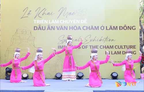 Trình diễn múa Chăm tại triển lãm. Ảnh: NGỌC HÀ