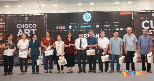 Lãnh đạo phường Hải Châu trao quà tri ân các gia đình chính sách trên địa bàn. Ảnh: ĐẮC MẠNH