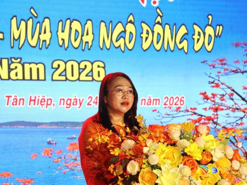 Chủ tịch UBND xã Tân Hiệp Phạm Thị Mỹ Hương phát biểu khai mạc lễ hội. Ảnh: QUỐC TUẤN