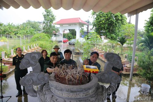 Lãnh đạo, hội viên Hội Cựu TNXP tỉnh dâng hương tại Khu tưởng niệm liệt sĩ TNXP.