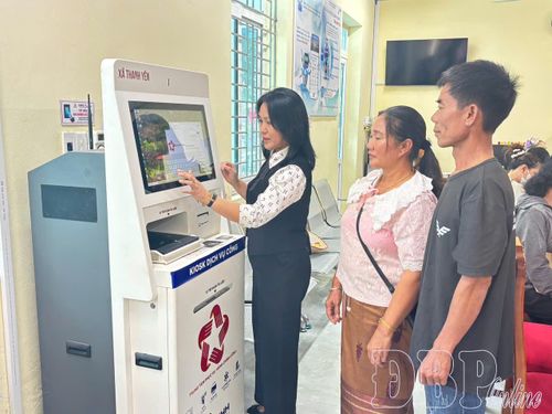 Cán bộ Trung tâm Phục vụ hành chính công xã Thanh Yên hướng dẫn người dân quy trình thực hiện các thủ tục hành chính.