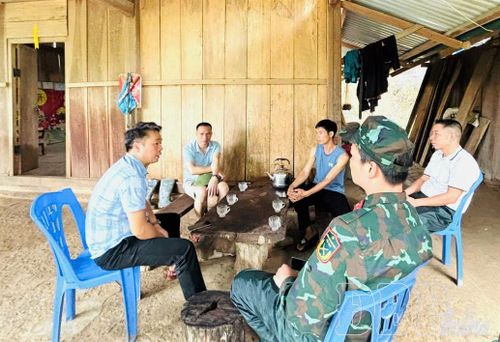 Chủ tịch UBND xã Nậm Kè nắm bắt tâm tư, nguyện vọng và những kiến nghị của nhân dân.