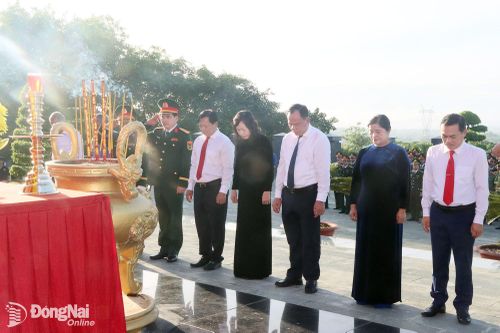 Các đồng chí: Võ Tấn Đức, Phó Bí thư Thành ủy; Huỳnh Thị Hằng, Phó Bí thư Thành ủy, Chủ tịch Ủy ban MTTQ Việt Nam thành phố và các đồng chí lãnh đạo thành phố dâng hương tưởng niệm các anh hùng liệt sĩ. Ảnh Quang Minh