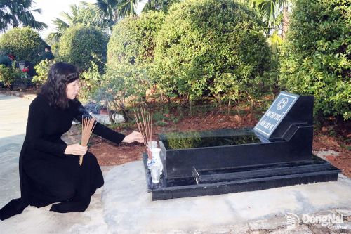 Đồng chí Huỳnh Thị Hằng, Phó Bí thư Thành ủy, Chủ tịch Ủy ban MTTQ Việt Nam thành phố thắp hương trên các phần mộ liệt sĩ. Ảnh: Quang Minh