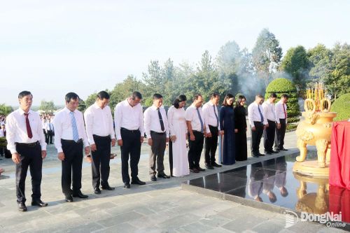 Đại diện lãnh đạo các xã, phường trên địa bàn dâng hương tưởng niệm các anh hùng liệt sĩ. Ảnh Quang Minh