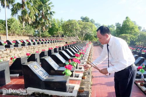 Đồng chí Võ Tấn Đức, Phó Bí thư Thành ủy thắp hương trên các phần mộ liệt sĩ. Ảnh Quang Minh