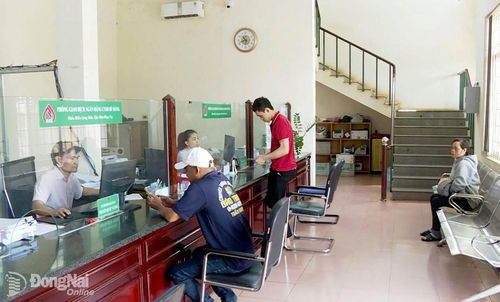 Khách hàng đến nhận giải ngân tại Phòng Giao dịch Ngân hàng Chính sách xã hội Bù Đăng. Ảnh: Duy Tân