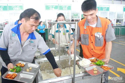 Công nhân thưởng thức bữa cơm Công đoàn. Ảnh: N.Hòa