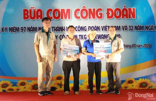 Công đoàn cơ sở và đại diện công ty trao hỗ trợ công nhân bị bệnh hiểm nghèo. Ảnh: N.Hòa