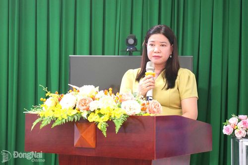 Phó Giám đốc Sở Y tế Phạm Thị Mai Hương báo cáo công tác xây dựng Đảng 6 tháng đầu năm và triển khai nhiệm vụ 6 tháng cuối năm. Ảnh: Hạnh Dung