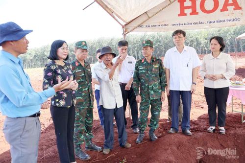 Ông Năm Nhiên (thứ 4 từ trái qua) kể kỷ niệm về đồng đội. Ảnh: Nguyệt Hà