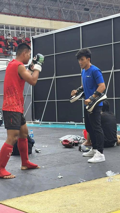  HLV Nguyễn Trần Duy Nhất (bên phải) hướng dẫn kỹ thuật cho A Lê Thông trong buổi tập trước khi bước vào thi đấu. Ảnh: NVCC 
