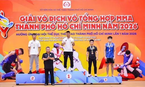  A Lê Thông (giữa) giành Huy chương Vàng Giải vô địch MMA TP. Hồ Chí Minh năm 2026. Ảnh: NVCC 