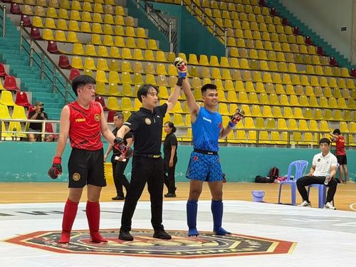  A Lê Thông được trọng tài xướng tên sau khi giành chiến thắng trong trận đấu tại Giải vô địch MMA TP. Hồ Chí Minh năm 2026. Ảnh: NVCC 