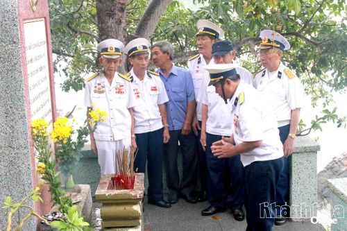 Những người lính "tàu không số" về thăm, dâng hương tưởng nhớ các anh hùng, liệt sĩ tàu C235. (Ảnh chụp năm 2016).