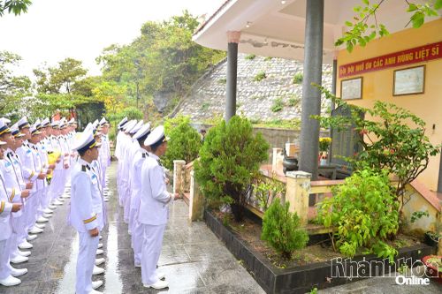 Học viên Học viện Hải quân dâng hương tại Di tích địa điểm lưu niệm tàu C235. Ảnh: VĨNH THÀNH