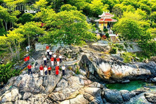 Di tích địa điểm lưu niệm tàu C235 nằm dưới chân núi Hòn Hèo đã trở thành địa chỉ đỏ của các chuyến đi về nguồn.