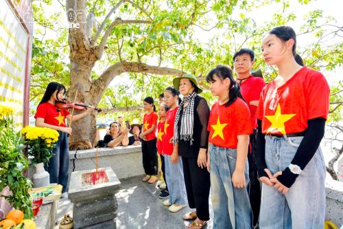 Các em học sinh về nguồn thăm Di tích địa điểm lưu niệm tàu C235.