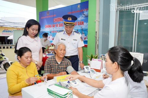 Đồng chí Hà Hồng Hạnh và Thượng tá Đinh Xuân Hoàng động viên người dân đến khám bệnh.