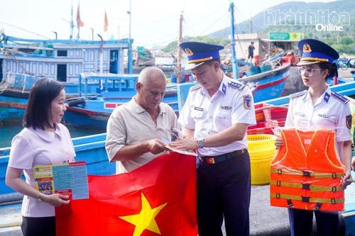 Đại diện các đơn vị thăm và tặng quà cho ngư dân.