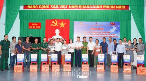 Đại diện các đơn vị tặng quà cho các gia đình chính sách, gia đình ngư dân có hoàn cảnh khó khăn.