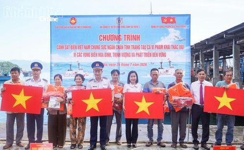 Đại diện các đơn vị tặng quà cho các chủ tàu đánh bắt xa bờ.