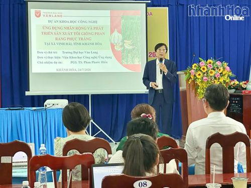 PGS.TS Phan Phước Hiền trình bày tham luận tại hội thảo.
