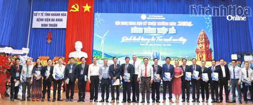 Lãnh đạo Sở Y tế trao thư cảm ơn đến các báo cáo viên tại hội nghị.