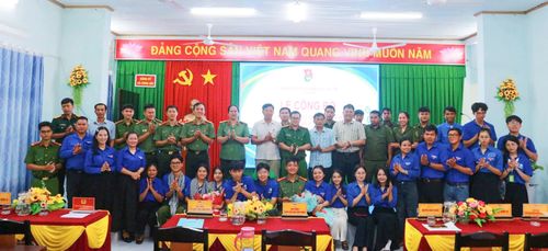 Các đại biểu chụp hình lưu niệm cùng đội hình tình nguyện.