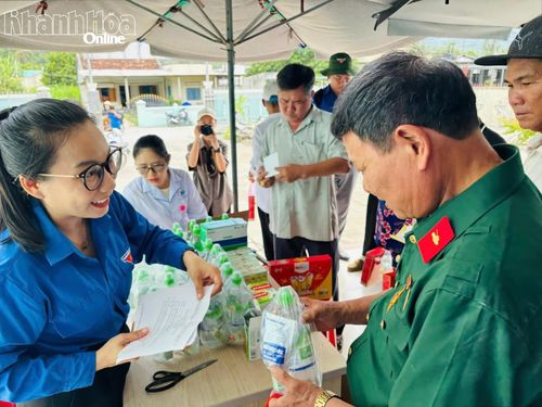 Người đến khám được cấp phát thuốc miễn phí và được hướng dẫn cách sử dụng.