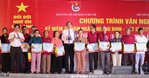 Tặng quà cho các gia đình có công với cách mạng trên địa bàn xã.