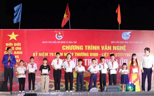 Tặng quà cho trẻ em có hoàn cảnh khó khăn.