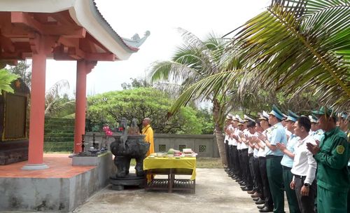 Cán bộ, chiến sĩ, Nhân dân đảo Song Tử Tây dâng hương tại bia tưởng niệm các anh hùng, liệt sĩ tại chùa Song Tử Tây.