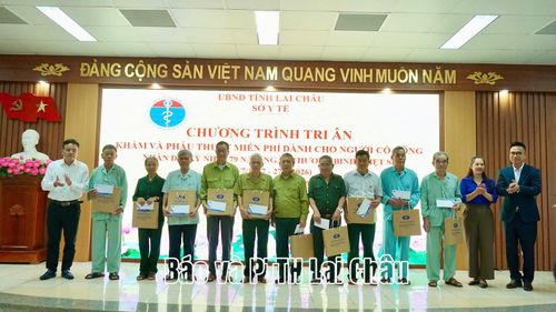 Lãnh đạo các sở, ngành tỉnh và nhà tài trợ trao quà cho người có công.