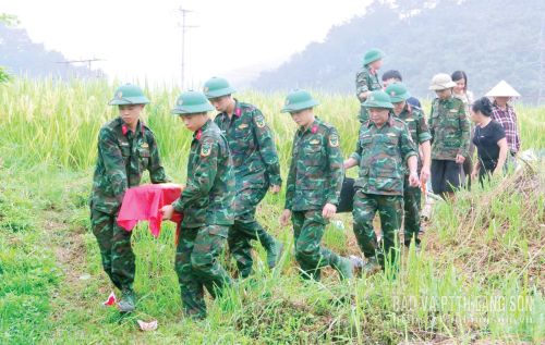 Cán bộ, chiến sĩ Bộ Chỉ huy Quân sự tỉnh thực hiện nghi thức đưa hài cốt Thi Xuân Lan về quy tập tại Nghĩa trang Liệt sĩ Cao Lộc, phường Kỳ Lừa