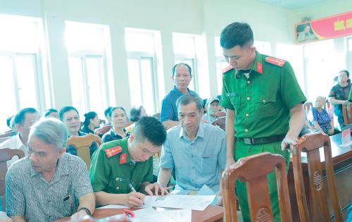 Thân nhân liệt sĩ cung cấp thông tin cá nhân tại phường Đông Kinh