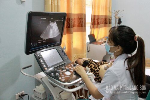 Cán bộ Trung tâm Y tế khu vực Cao Lộc làm siêu âm ổ bụng cho người cao tuổi 