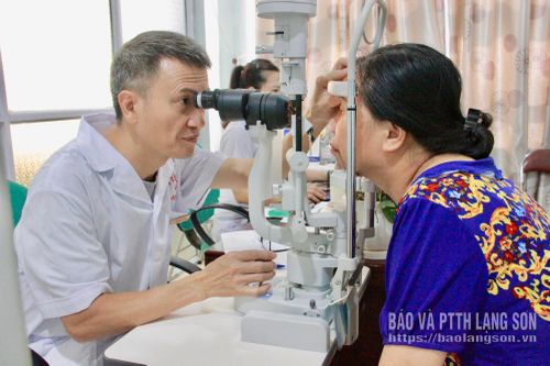 Cán bộ Trung tâm Y tế khu vực Cao Lộc khám mắt cho người cao tuổi 