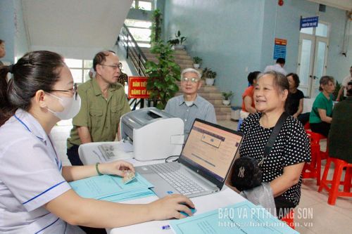 Cán bộ Trung tâm Y tế khu vực Cao Lộc cập nhật hồ sơ sức khỏe điện tử cho người cao tuổi