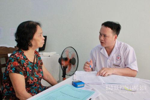 Người cao tuổi được khám sức khỏe trong chương trình