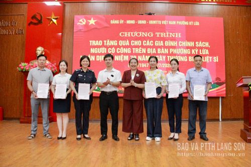 Ban Tổ chức trao thư cảm ơn các cơ quan, đơn vị, doanh nghiệp, nhà hảo tâm đã đồng hành, tài trợ cho chương trình