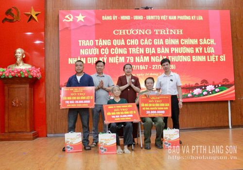 Lãnh đạo phường Kỳ Lừa trao kinh phí hỗ trợ sửa chữa nhà ở cho các gia đình chính sách, người có công