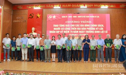 Lãnh đạo phường Kỳ Lừa và đại diện các doanh nghiệp, đơn vị đồng hành trao quà tặng các gia đình chính sách, người có công