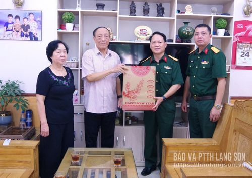Đoàn công tác thăm hỏi, tặng quà gia đình nguyên Thủ trưởng Bộ CHQS tỉnh