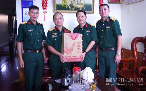 Đoàn công tác thăm hỏi, tặng quà gia đình nguyên Thủ trưởng Bộ CHQS tỉnh