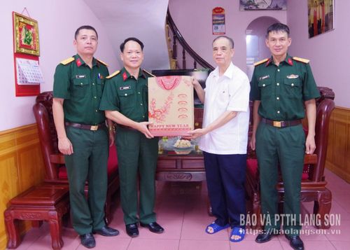 Đoàn công tác thăm hỏi, tặng quà gia đình nguyên Thủ trưởng Bộ CHQS tỉnh