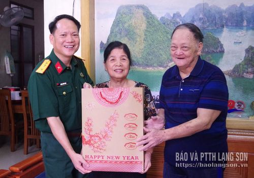Lãnh đạo Bộ CHQS tỉnh thăm hỏi, tặng quà gia đình nguyên Thủ trưởng Bộ CHQS tỉnh